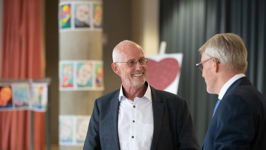 In jeder Hinsicht herzlich ging es beim Abschied von Rektor Uwe Häfele an der Kirchheimer Alleenschule zu. Das Bild zeigt den ne