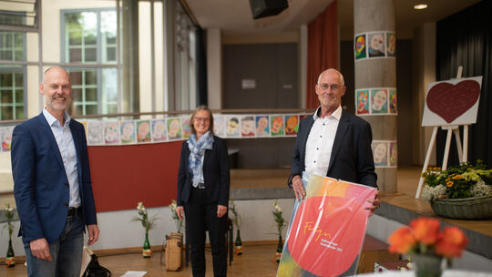Beim Abschied von Rektor Uwe Häfele an der Kirchheimer Alleenschule war auch Kirchheims OB Pascal Bader (links) dabei. Foto: Ca Beim Abschied von Rektor Uwe Häfele an der Kirchheimer Alleenschule war auch Kirchheims OB Pascal Bader (links) dabei. Foto: Ca