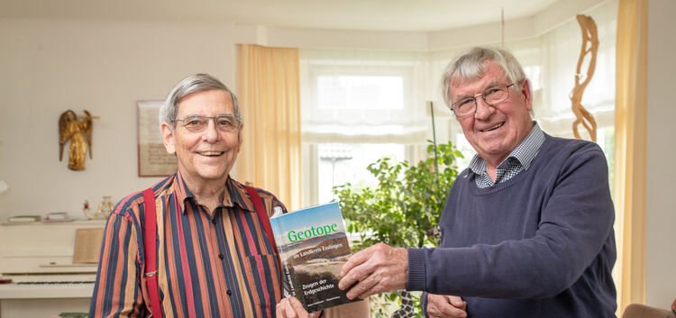 Roland Krämer (links) und Reiner Enkelmann stellen ihr neues Geotope-Buch vor. Foto: Carsten Riedl