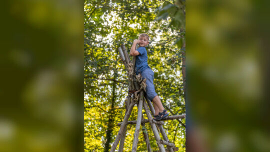 Janne ist fasziniert von der Stabilität eines Tipis, das andere gebaut haben. Foto: Carsten Riedl Janne ist fasziniert von der Stabilität eines Tipis, das andere gebaut haben. Foto: Carsten Riedl