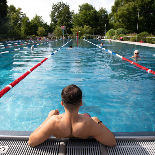 Viele Schwimmer genießen es, dass sie viel Platz im Becken haben. Foto: Jean-Luc Jacques