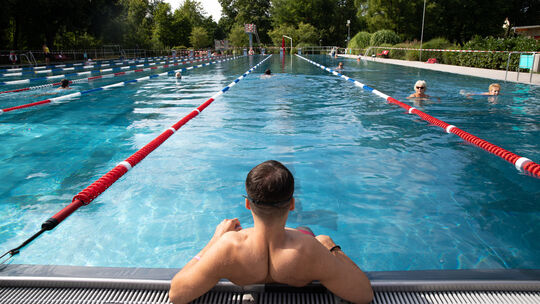 Viele Schwimmer genießen es, dass sie viel Platz im Becken haben. Foto: Jean-Luc Jacques
