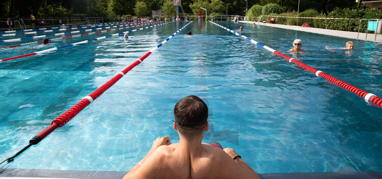 Viele Schwimmer genießen es, dass sie viel Platz im Becken haben. Foto: Jean-Luc Jacques