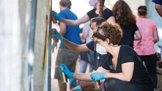 Es wird kräftig gesprüht. Foto: Carsten Riedl Es wird kräftig gesprüht. Foto: Carsten Riedl