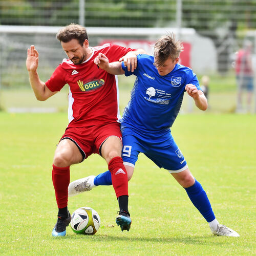 Die SFD um Spielertrainer Nebih Kadrija (links) behalten im Test gegen den TSV Jesingen die Oberhand.