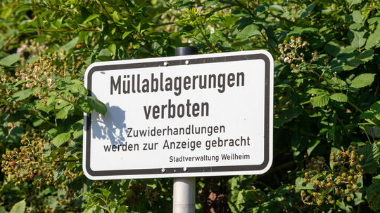 Glas und Kleidercontainer in Weilheim - Schild Müllablagerung verboten