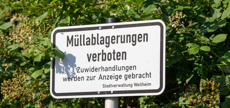 Glas und Kleidercontainer in Weilheim - Schild Müllablagerung verboten