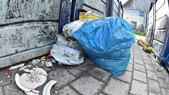 wilde Müllablage bei den Glascontainern in der Kirchheimer Strasse