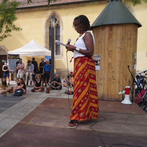 Die Reutlinger Stadträtin Njeri Kinyanjui gehörte zu den Rednerinnen auf dem Schillerplatz. Foto: Matthäus Klemke