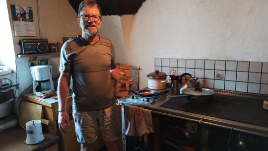 Martin Reinke zeigte in den Südtiroler Bergen seine Kochkünste und zauberte für die Bergbauernfamilie Linsen mit Spätzle auf den Martin Reinke zeigte in den Südtiroler Bergen seine Kochkünste und zauberte für die Bergbauernfamilie Linsen mit Spätzle auf den