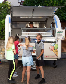 Der Eiswagen kommt in die Grundschule Owen als Ersatz für die Maientagsbrezel. Foto: Jean-Luc Jacques