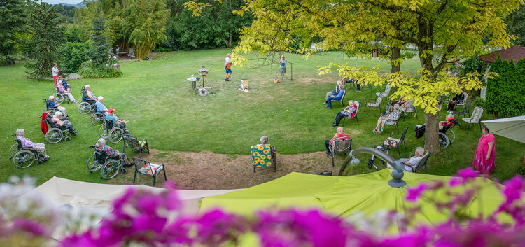 Im Seniorenheim Asklepia gibt das Ehepaar Hofele das 50. Gartenkonzert. Foto: Carsten Riedl