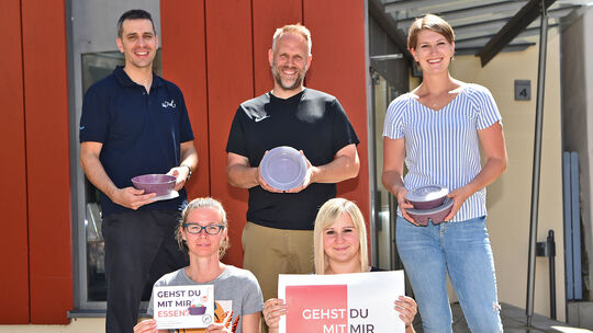 Die Gastronomen Karl-Heinz Raff, Jesse Burgmann und Carla Sommer (hinten von links) präsentieren gemeinsam mit Daniela Braun (li