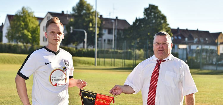 Wimpel wem Wimpel gebührt: Staffeleiter Rudi Cserny (re.) mit TG-Spieler Andreas Barner. Foto: Markus Brändli