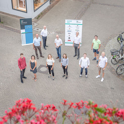 Die Schüler des Schlossgymnasiums stehen im Vordergrund: Vincent Schäfer, Lea Bauer, Emilie Morawietz, Tine Schempp, Felix Fauth