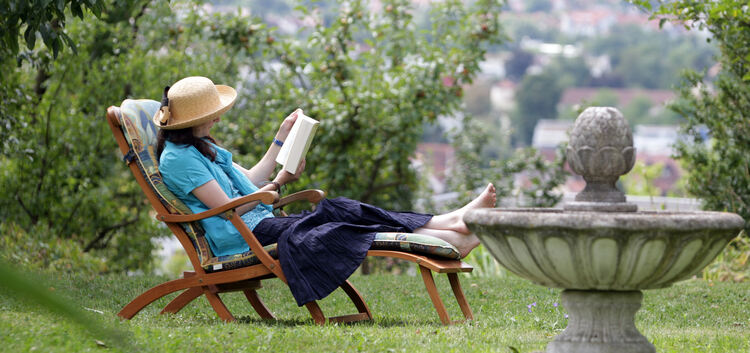 So lässt sich‘s aushalten: ein ruhiges Fleckchen hoch über Kirchheim und ein gutes Buch.Archiv-Foto: Jean-Luc Jacques