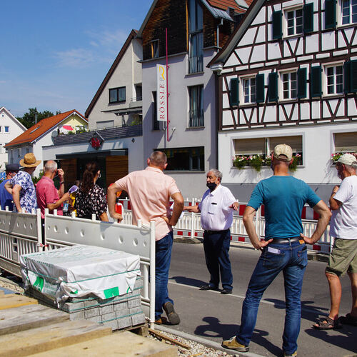 Ortsvorsteher Kik informierte die interessierten Bürger vor dem Rössle in der Stuttgarter Straße über die Bauarbeiten.Fotos: Tho