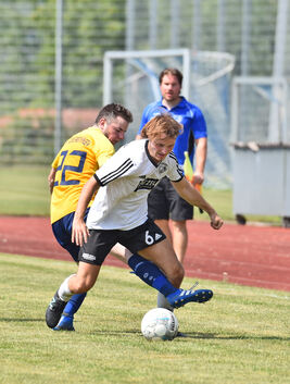 Durchgesetzt: Der TV Neidlingen (am Ball Andreas Wendling) hat den TSV Oberboihingen 2:1 besiegt. Foto: Markus Brändli
