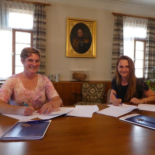 Bürgermeisterin Verena Grötzinger und Petra Schweizer, Leiterin Konzessionen der Netze BW, unterzeichneten den neuen Konzessions