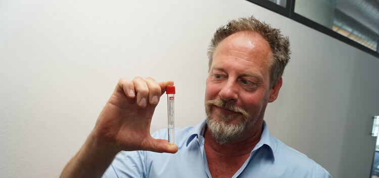 Michael Wirth zeigt eines der neu entwickelten Virus-Stabilisierungsröhrchen.Foto: ril