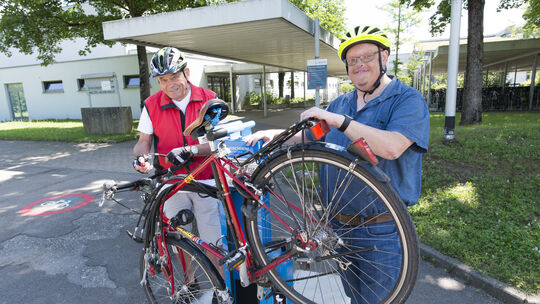 Bernd Cremer (links), Ansprechpartner des ADFC in Kirchheim und Thomas Bantzhaff, Mobilitätsbeauftragter der Stadt Kirchheim, te