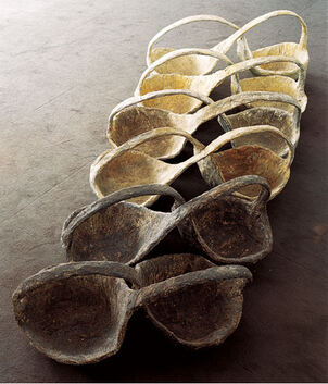 Das Kunstobjekt „Doppelschalen“ aus Draht und Papier hat Hannelore Weitbrecht im Jahr 1999 gestaltet. Foto: pr