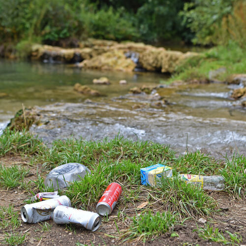 Herumliegender Müll verschandelt das Ufer der Sinterterrassen. - Hinterlassenschaften von Besuchern, die trotz Verbots in der La