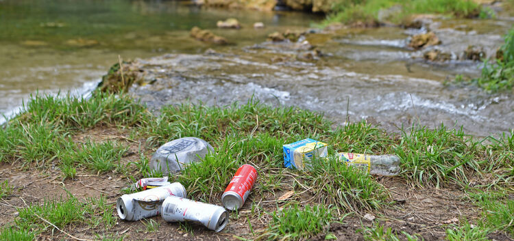 Herumliegender Müll verschandelt das Ufer der Sinterterrassen. - Hinterlassenschaften von Besuchern, die trotz Verbots in der La