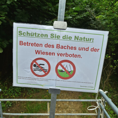 Mit Schildern appelliert die Gemeinde Lenningen nun an die Vernunft der Besucher. Foto: Markus Brändli