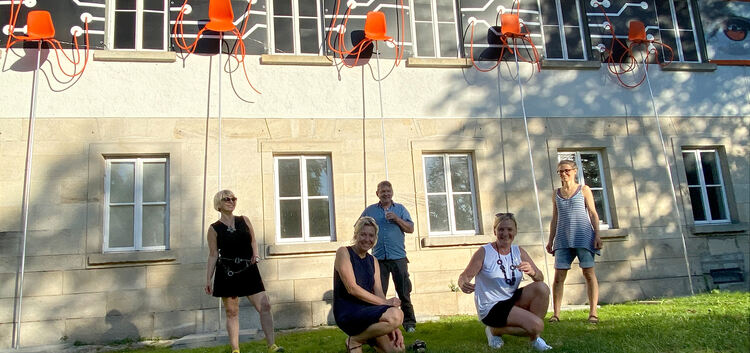 An der Freien Kunsthochschule in Nürtingen gibt es jetzt Stühle in luftiger Höhe zu betrachten. Foto: pr