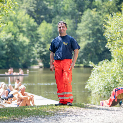 Bastian Sturm, hier am Kirchheimer Bürgersee, ist der Vorsitzende des DLRG-Bezirks Esslingen.Foto: Carsten Riedl