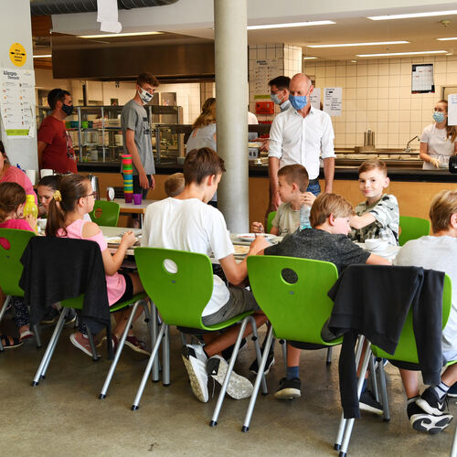 Essen nach Corona-Regeln beim Ferienwaldheim in der Mensa des Ludwig-Uhland-Gymnasiums: Oberbürgermeister Bader schaut maskenges