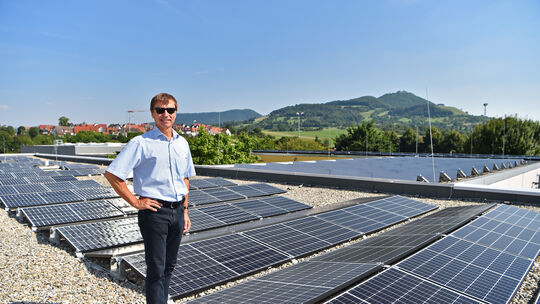Andreas Hummel steht vor der neu installierten PV-Anlage auf dem Nordflügel der Teckschule in Dettingen.Fotos: Markus Brändli