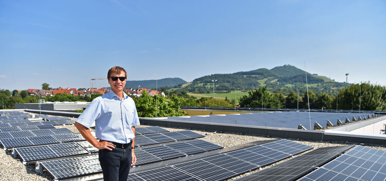 Andreas Hummel steht vor der neu installierten PV-Anlage auf dem Nordflügel der Teckschule in Dettingen.Fotos: Markus Brändli