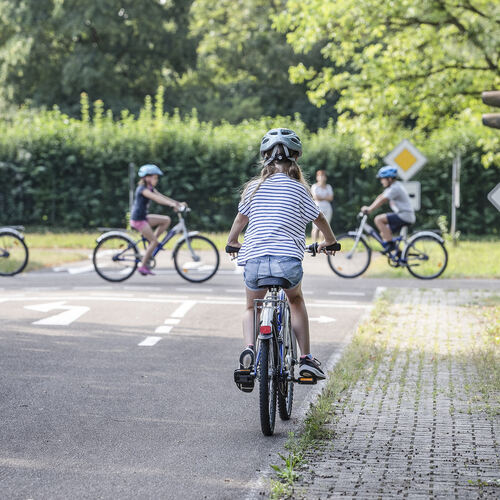 In der Jugendverkehrsschule Nürtingen haben Viertklässler die Möglichkeit, das Radfahren zu üben. Fotos: Jürgen Holzwarth