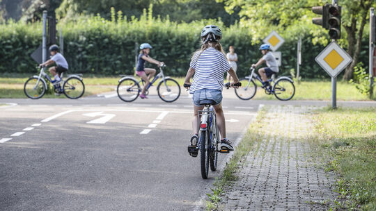 In der Jugendverkehrsschule Nürtingen haben Viertklässler die Möglichkeit, das Radfahren zu üben. Fotos: Jürgen Holzwarth