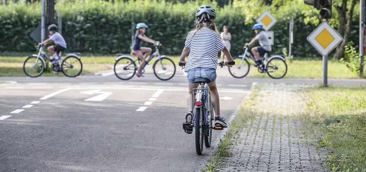 In der Jugendverkehrsschule Nürtingen haben Viertklässler die Möglichkeit, das Radfahren zu üben. Fotos: Jürgen Holzwarth
