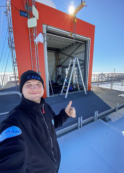 Boris Brodbeck ist mit dem Fortschritt der Arbeiten auf dem Dach der Station zufrieden. Die Spezialtore halten einer Windlast vo