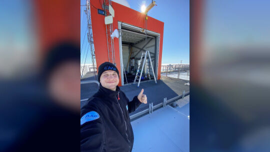 Boris Brodbeck ist mit dem Fortschritt der Arbeiten auf dem Dach der Station zufrieden. Die Spezialtore halten einer Windlast vo