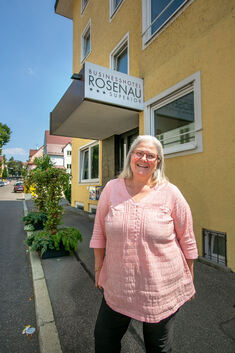 Ulrike Wiedemann schließt ihr Hotel mit einem lachenden und einem weihenden Auge.Fotos: Roberto Bulgrin