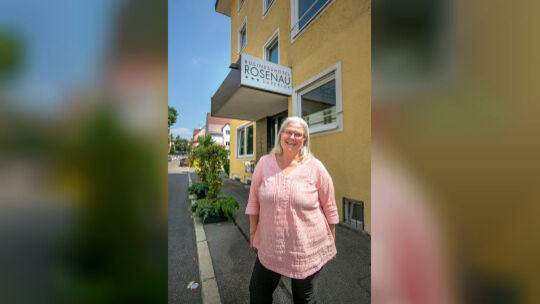 Ulrike Wiedemann schließt ihr Hotel mit einem lachenden und einem weihenden Auge.Fotos: Roberto Bulgrin