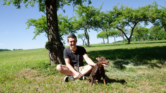 Robin Marschner und Hund Carlo genießen die Pause auf der „hochgehsiedelt“-Tour. Foto: Katharina Daiss Robin Marschner und Hund Carlo genießen die Pause auf der „hochgehsiedelt“-Tour. Foto: Katharina Daiss