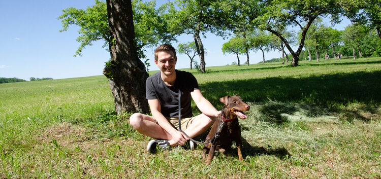Robin Marschner und Hund Carlo genießen die Pause auf der „hochgehsiedelt“-Tour. Foto: Katharina Daiss