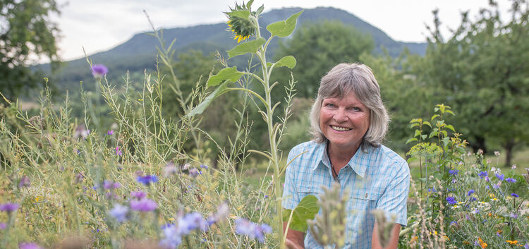 Erlebt in ihrer selbst angelegten Wildblumenwiese Glücksgefühle: Annegret Kostalek hatte erst im Mai ausgesät. Fotos: Carsten Ri