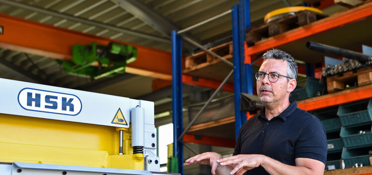 Geschäftsführer Timo Schäfer erklärt die Funktionsweise einer Maschine aus dem Hause HSK, die kurz vor der Auslieferung steht. F