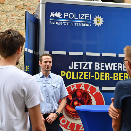 Die Polizei informierte vor dem Kornhaus. Foto: Markus Brändli