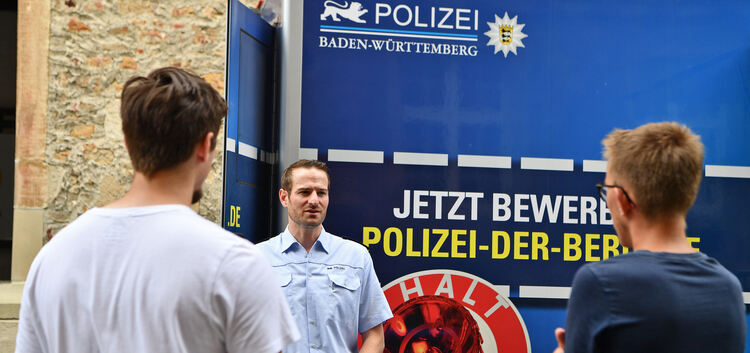 Die Polizei informierte vor dem Kornhaus. Foto: Markus Brändli