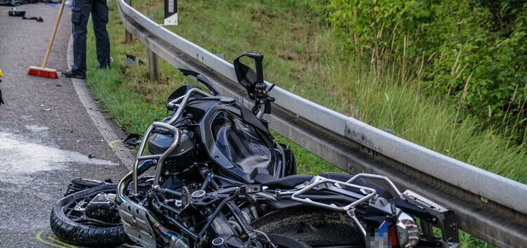 Esslingen (ES): Motorradfahrer bei Unfall schwer verletzt<br /><br />Schwere Verletzungen hat ein Motorradfahrer bei einem Front