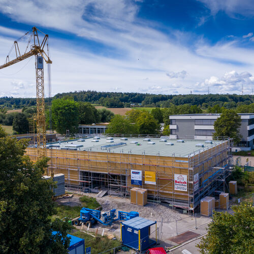 Der Neubau der Eduard-Mörike-Mehrzweckhalle auf dem Berg in Ötlingen schreitet deutlich sichtbar voran. Foto: Jean-Luc Jacques