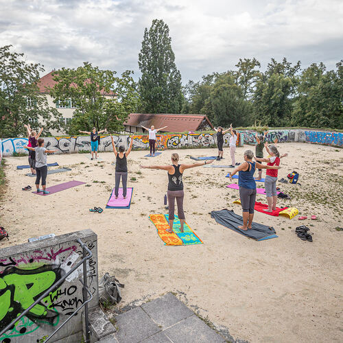 Yoga über den Dächern von Kirchheim. Foto: Carsten Riedl